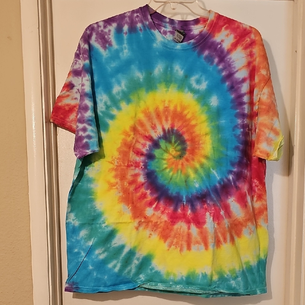 2 For $20--Vibrant Blue and Red Short Sleeve Tees Tote 2
